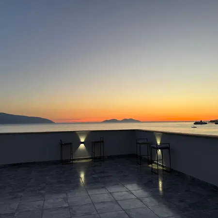 Seafront Balcony Apartmán